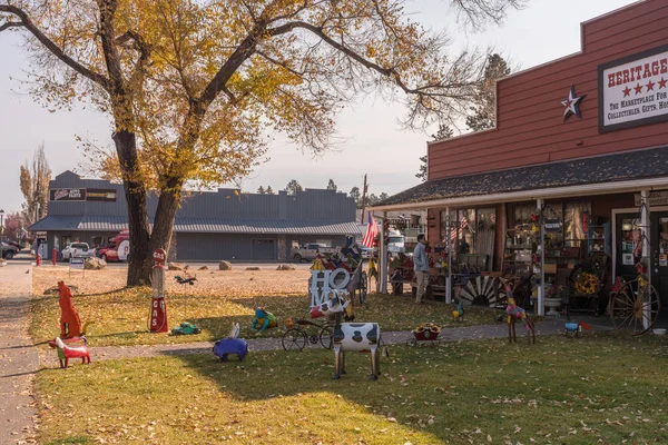 Store front of antiques and second hand Heritage USA in Sisters, Oregon, USA. — Stock Photo, Image