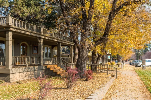 Foglie di autunno cadono sul pavimento accanto alla Sisters Dental business sulla East Cascade Street a Sisters, Oregon, Stati Uniti . — Foto Stock