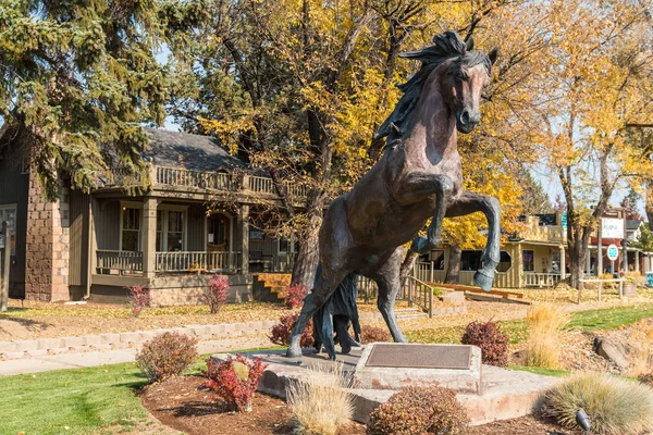 Una scultura in bronzo di un cavallo rampante su una delle strade principali di Sisters, Oregon, USA . — Foto Stock