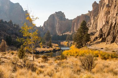 Smith Rock State Parkı 'ndaki Eğri Nehir' in gün batımı manzarası