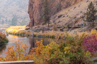 Smith Rock State Parkı 'ndaki Eğri Nehir' in gün batımı manzarası