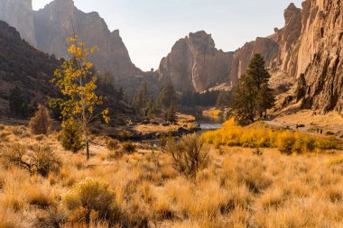 Smith Rock State Parkı 'ndaki Eğri Nehir' in gün batımı manzarası