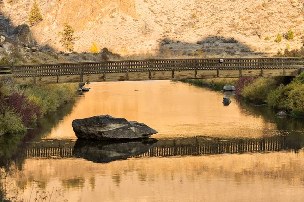Bridge over the Crooked River at the beginning of the river trail at Smith Rock State Park — 스톡 사진
