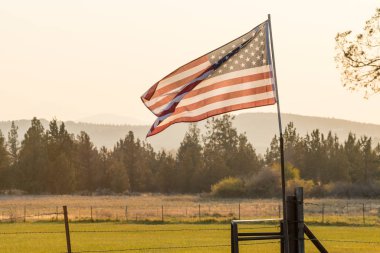 Gün batımı ışığı Terrebonne yakınlarındaki bir Amerikan bayrağından geçer.