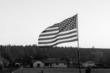 Gün batımı ışığı Terrebonne yakınlarındaki bir Amerikan bayrağından geçer.