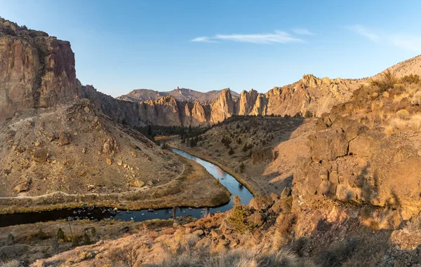 Eğri Nehir 'in gün batımı manzarası Smith Rock State Park' ı geçerken