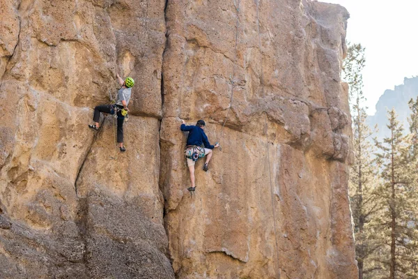 Smith Rock, Oregon, États-Unis - 22 octobre 2018 : Dos jovenes escalan una de las paredes de Smith Rock — Photo