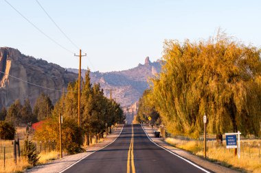 Arka planda, Smith Rock State Park 'ın yanındaki Lambert Yolu' nun gün batımı manzarası