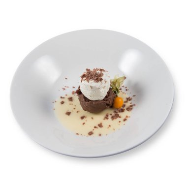 Kremalı ve dondurmalı üç çikolatalı tatlı..