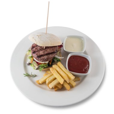 Tabakta patates kızartması olan bir hamburger