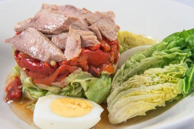 Zorongollo biber salatası, marul, bonito ve haşlanmış yumurta.