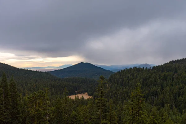 Las i krajobraz górski w deszczowy dzień widziany z jeziora Crater — Zdjęcie stockowe