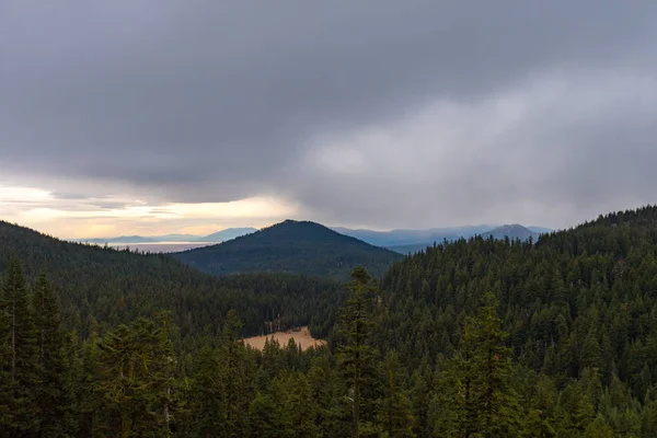 Forest and mountain landscape on a rainy day seen from Crater Lake — Stock Photo, Image