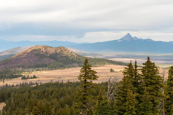 Vista del paisaje desde uno de los puntos más altos del lago del cráter — Foto de Stock