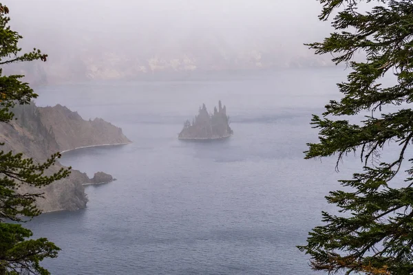 Vista de Phantom Ship Island en la niebla y los árboles en un día tormentoso junto al lago del cráter —  Fotos de Stock