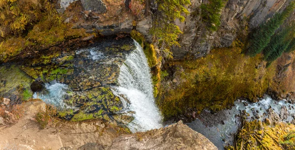 位于弯道附近Tumalo Creek 97英尺深的Tumalo瀑布的俯瞰图 — 图库照片