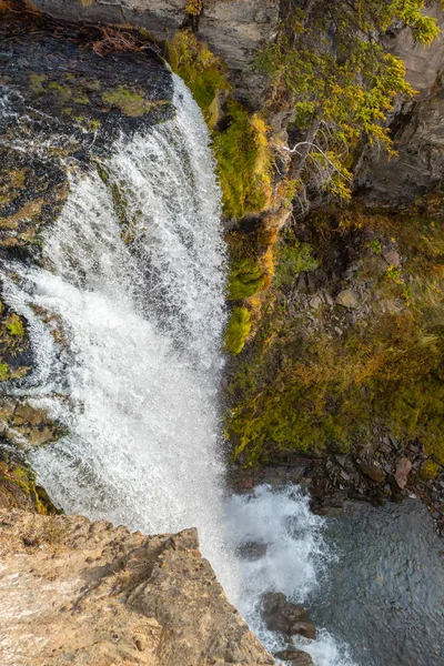 Pohled shora na 97-ti metrový Tumalo vodopád v Tumalo Creeku u ohybu — Stock fotografie