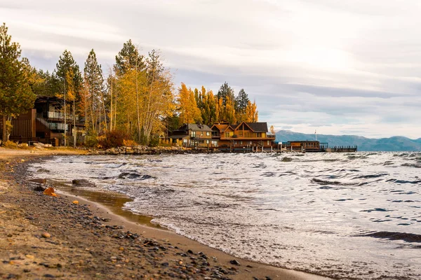 Tahoe Gölü kıyısındaki ev ve rıhtımların üzerinde gün batımı manzarası