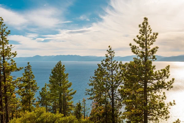 Kilátás a Tahoe-tóra a történelmi államból Tűz Kilátó — Stock Fotó