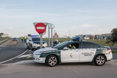 Covid19 davasından dolayı Arroyo de la Luz 'un sivil muhafızlar girişi..