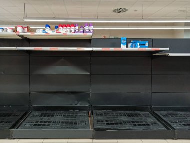 Coronavirüs krizi yüzünden İspanyol süpermarketlerinde kıtlık var..