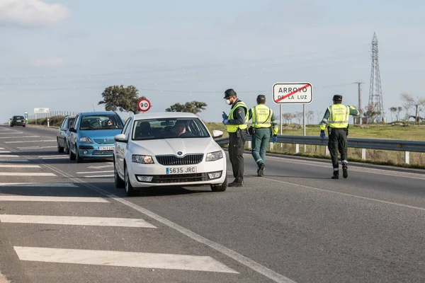 La guardia civil guarda la entrada del Arroyo de la Luz por los casos COVID19 . —  Fotos de Stock