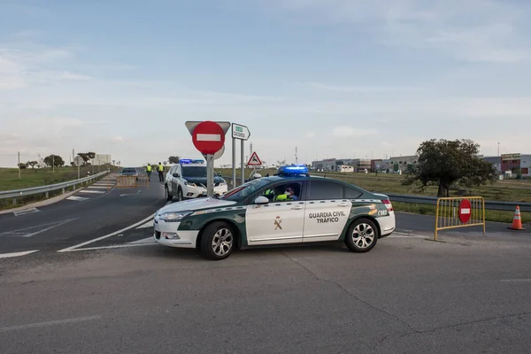 La guardia civil guarda la entrada del Arroyo de la Luz por los casos COVID19 . — Foto de Stock