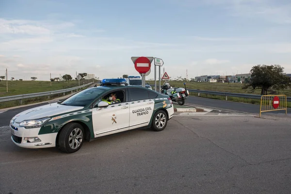 La guardia civil guarda la entrada del Arroyo de la Luz por los casos COVID19 . —  Fotos de Stock