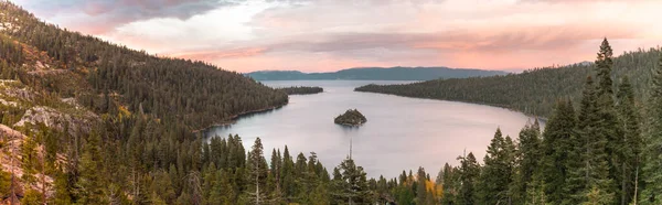 Tahoe Gölü 'ndeki Zümrüt Körfezi' ndeki Fannette Adası üzerinde panoramik günbatımı manzarası