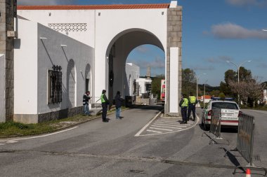 Portekiz ve İspanya sınırlarını Covid-19 riski yüzünden kapattılar.