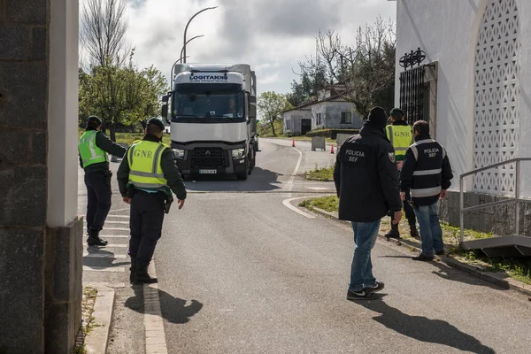 Portugal y España cierran su frontera debido al riesgo de COVID-19 — Foto de Stock