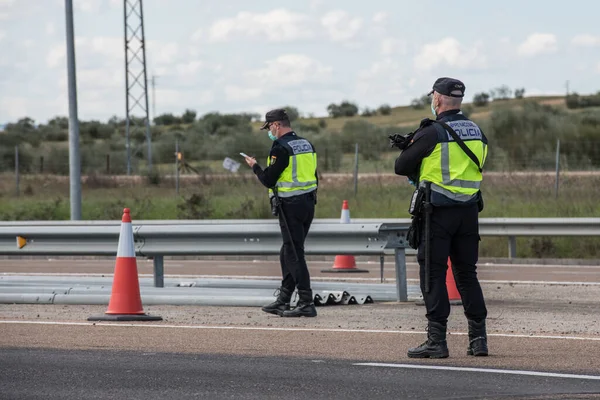 Controlo das fronteiras entre Espanha e Portugal por força do COVID19 . — Fotografia de Stock