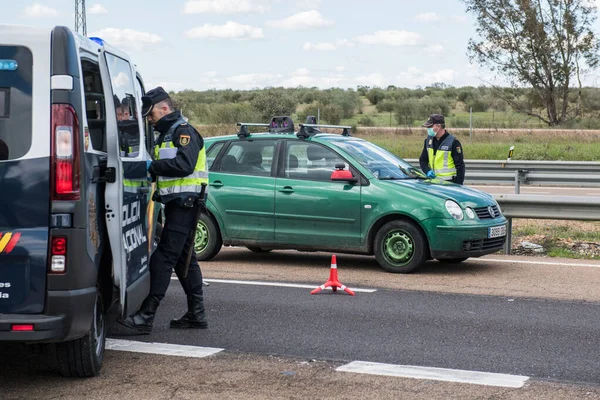 Controlo das fronteiras entre Espanha e Portugal por força do COVID19 . — Fotografia de Stock