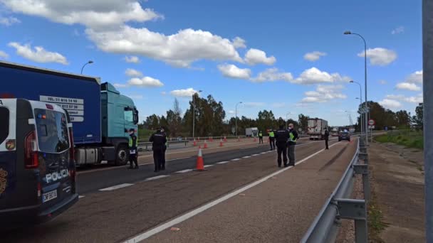 Gränskontroll mellan Spanien och Portugal på grund av Covid19. — Stockvideo