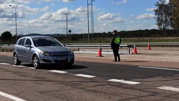 Gränskontroll mellan Spanien och Portugal på grund av Covid19. — Stockvideo