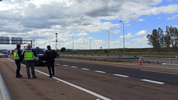 Control fronterizo entre España y Portugal gracias al COVID19 . — Vídeos de Stock