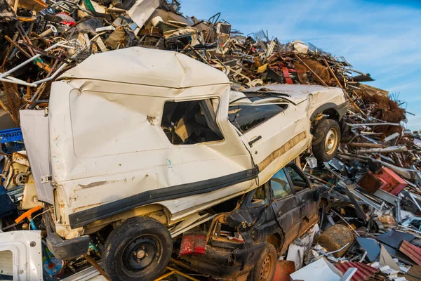Gunung besar terutama sampah logam, peralatan dan sepasang mobil di tempat rongsokan. — Stok Foto