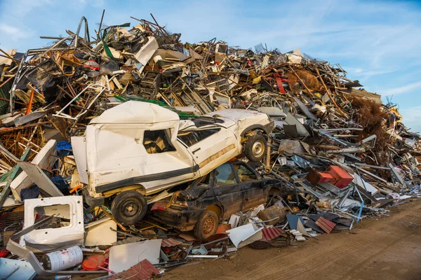 Gunung besar terutama sampah logam, peralatan dan sepasang mobil di tempat rongsokan. — Stok Foto