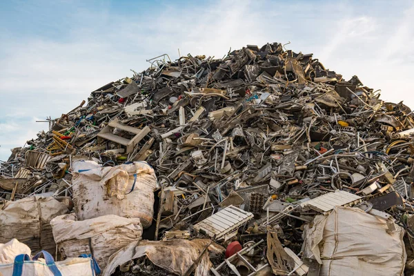 Enorme montaña de basura principalmente metálica en un depósito de chatarra —  Fotos de Stock