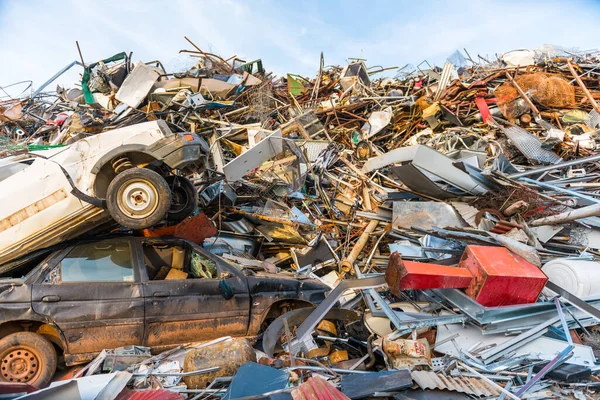 Gunung besar terutama sampah logam, peralatan dan sepasang mobil di tempat rongsokan. — Stok Foto