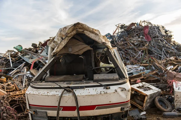 Destruido frente a una camioneta vieja en un depósito de chatarra —  Fotos de Stock
