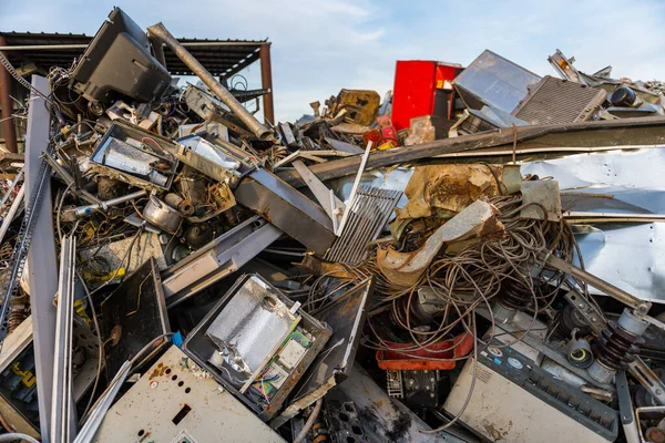 Tumpuk dengan bagian perangkat elektronik di tempat barang rongsokan dekat Sierra de Fuentes, Extremadura, Spanyol. — Stok Foto
