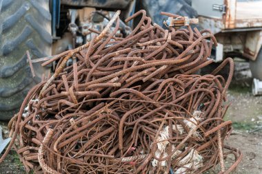 Hurdalıkta demir birleştirme topu.