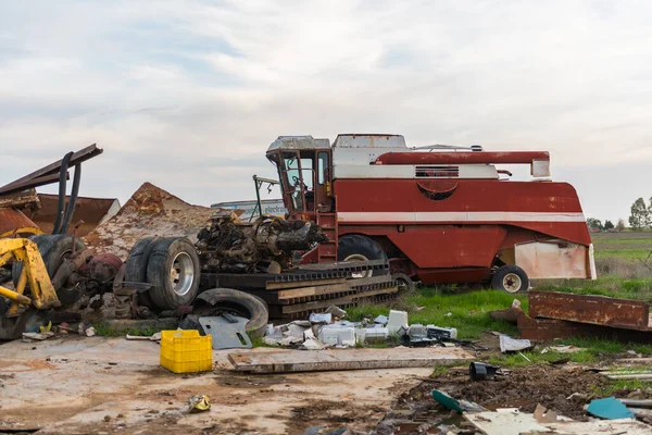 Mesin pertanian yang terbengkalai di tempat rongsokan — Stok Foto