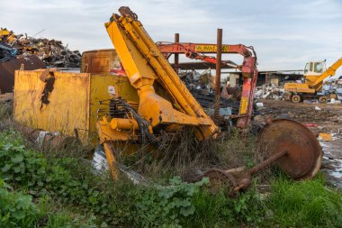 Hurdalıkta terk edilmiş endüstriyel makinelerin parçaları.