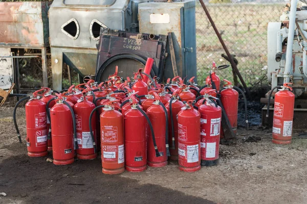 Muchos extintores vacíos acumulados en un depósito de chatarra — Foto de Stock