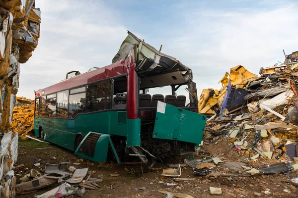 Autobús urbano abandonado en un depósito de chatarra cerca de Sierra de Fuentes, Extremadura, España —  Fotos de Stock