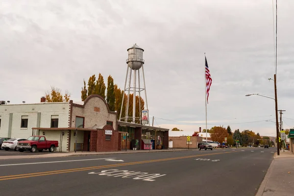 Old water tank and local businesses on Main Street in Merrill — Stock Photo, Image