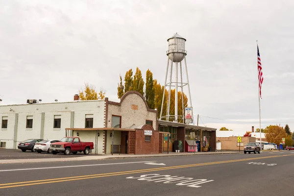 Oude watertank en lokale bedrijven op Main Street in Merrill — Stockfoto