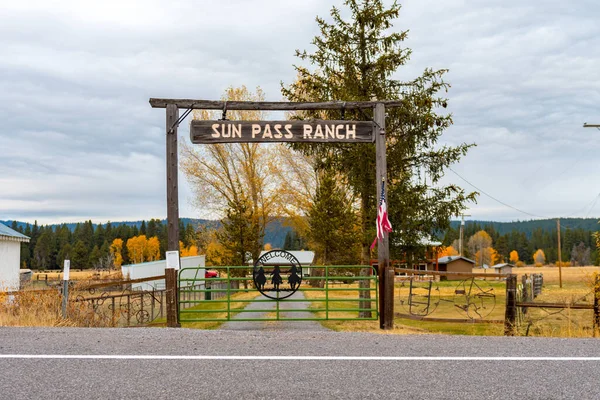 Entrada de arco de madeira para Sun Pass Ranch perto de Fort Klamath, Oregon, EUA — Fotografia de Stock